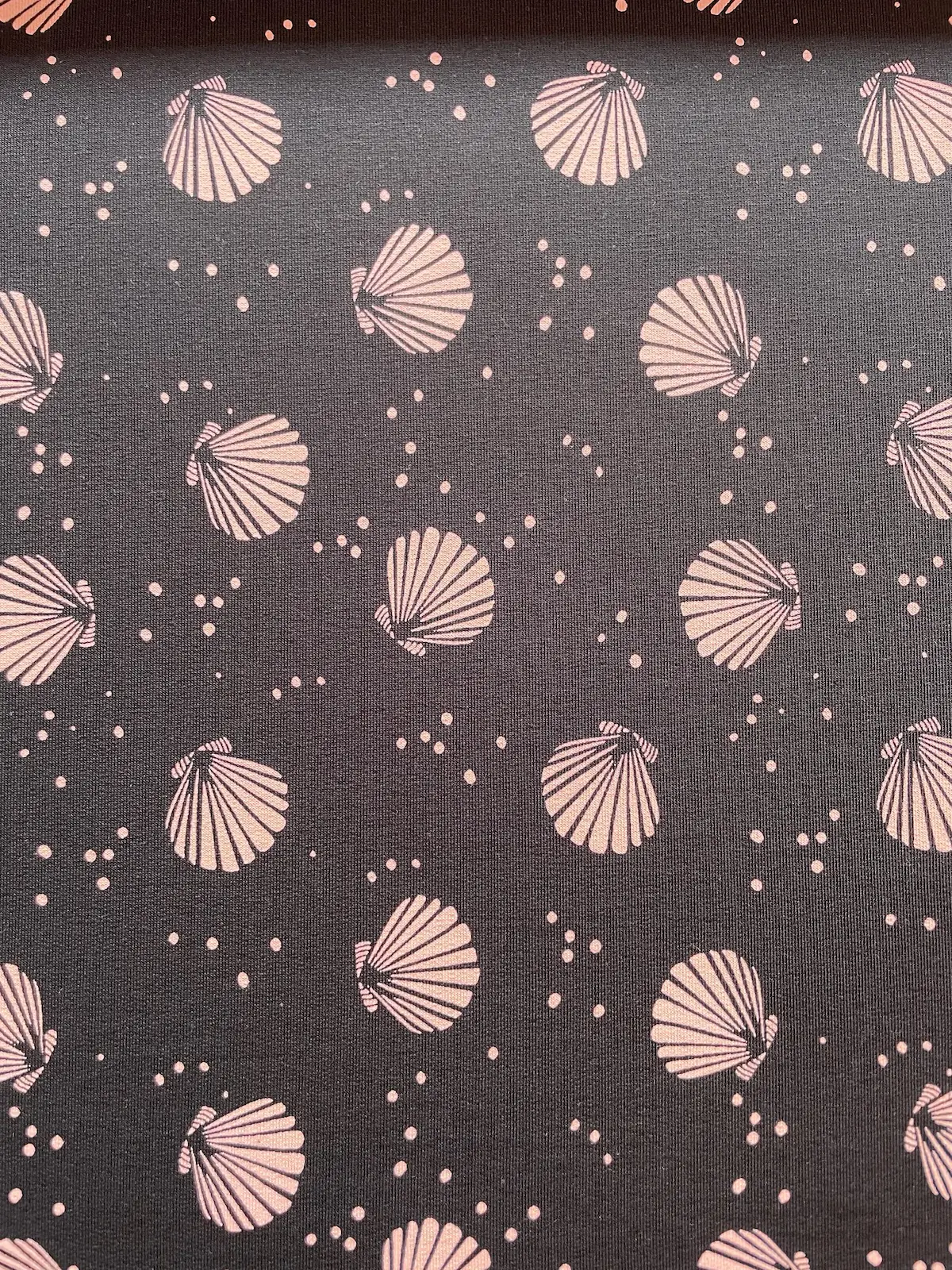 French Terry "Ocean Shells" schwarz / beige mit Muscheln French Terry "Ocean Shells" schwarz / beige mit Muscheln